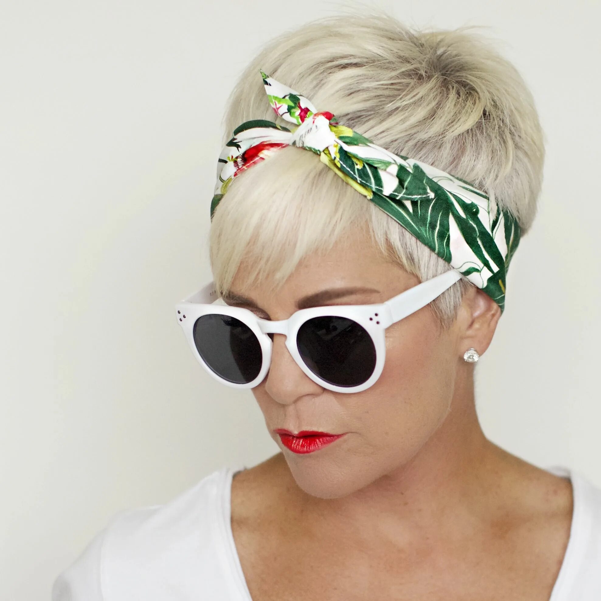 Повязка на короткие волосы фото Pin by CHIC over 50 on CHIC Over 50 Blog Headbands for short hair, Scarf hairsty