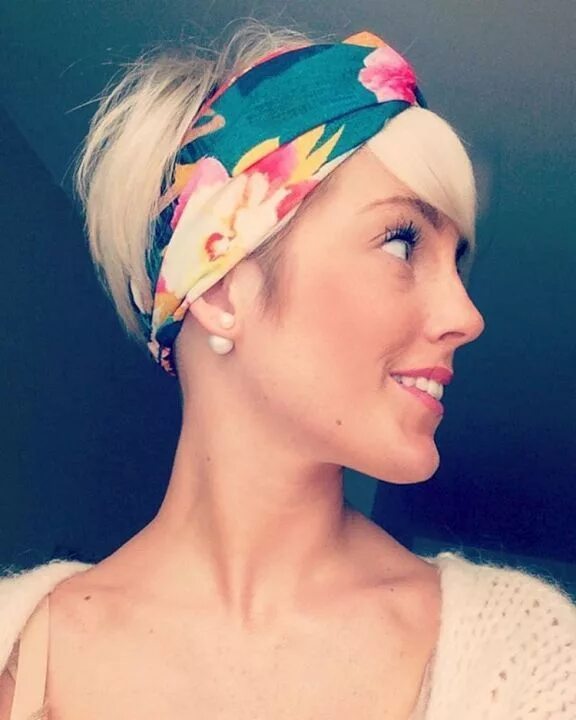 Повязка на короткую стрижку kurzhaarfrisuren blumenstirnband 2016 Headband hairstyles, Pixie hairstyles, Pix