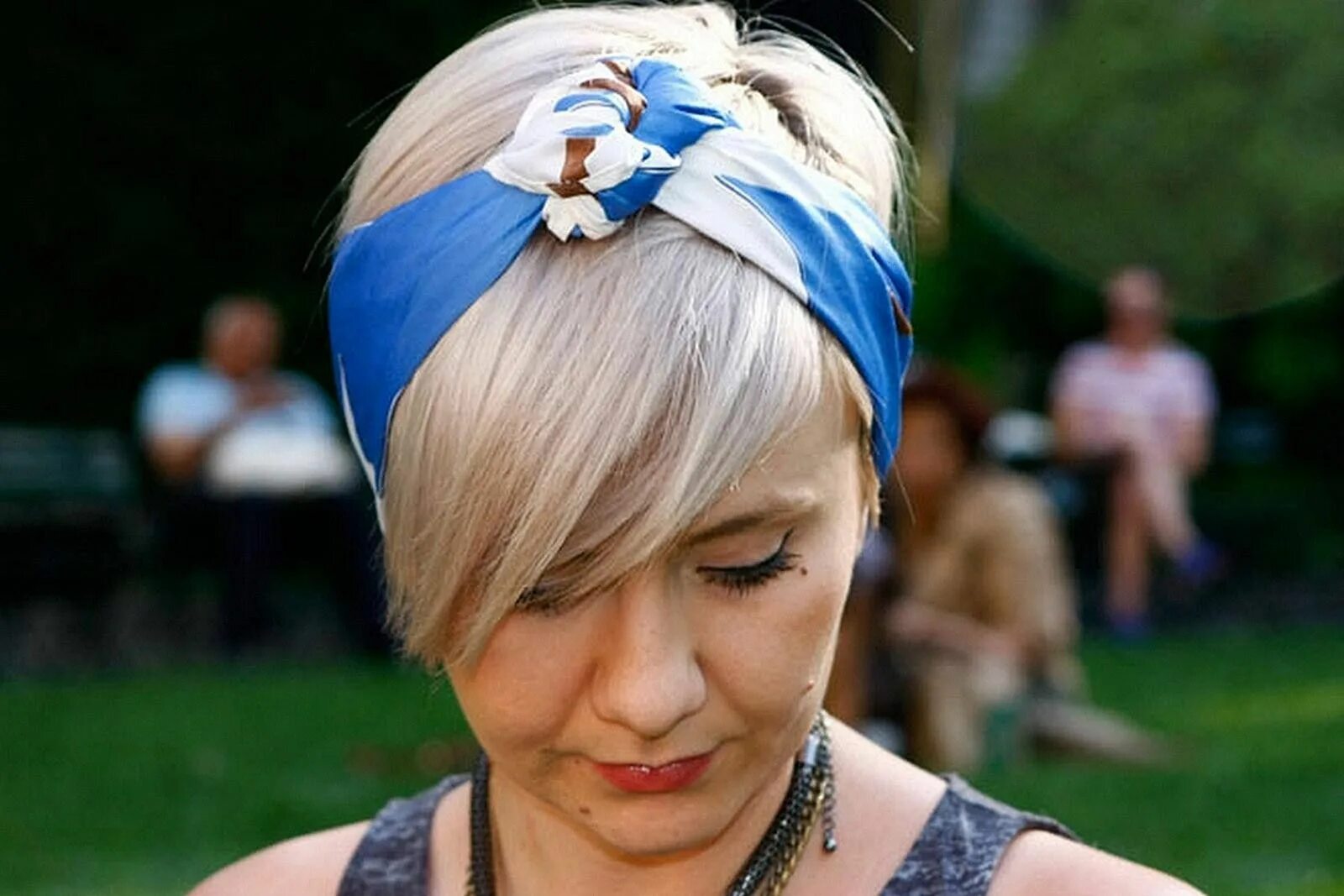 Повязка на короткую стрижку Ten Very Cool Ways to Tie a Headscarf Short hair styles, Scarf hairstyles, Short