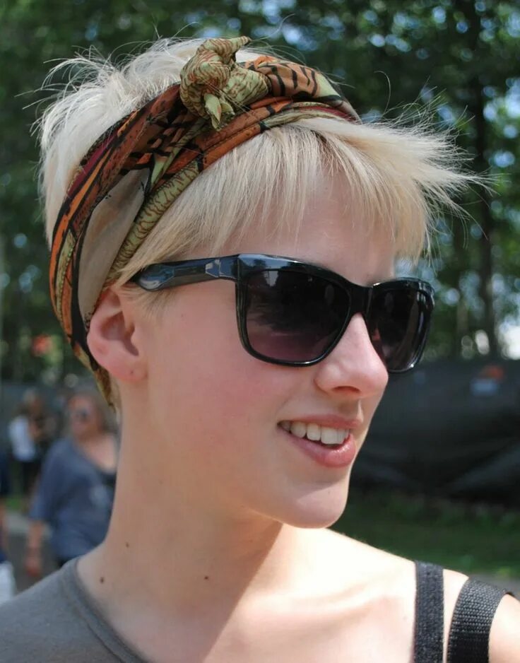 Повязка на короткую стрижку Hairstyle Short hair accessories, Bandana hairstyles short, Scarf hairstyles sho