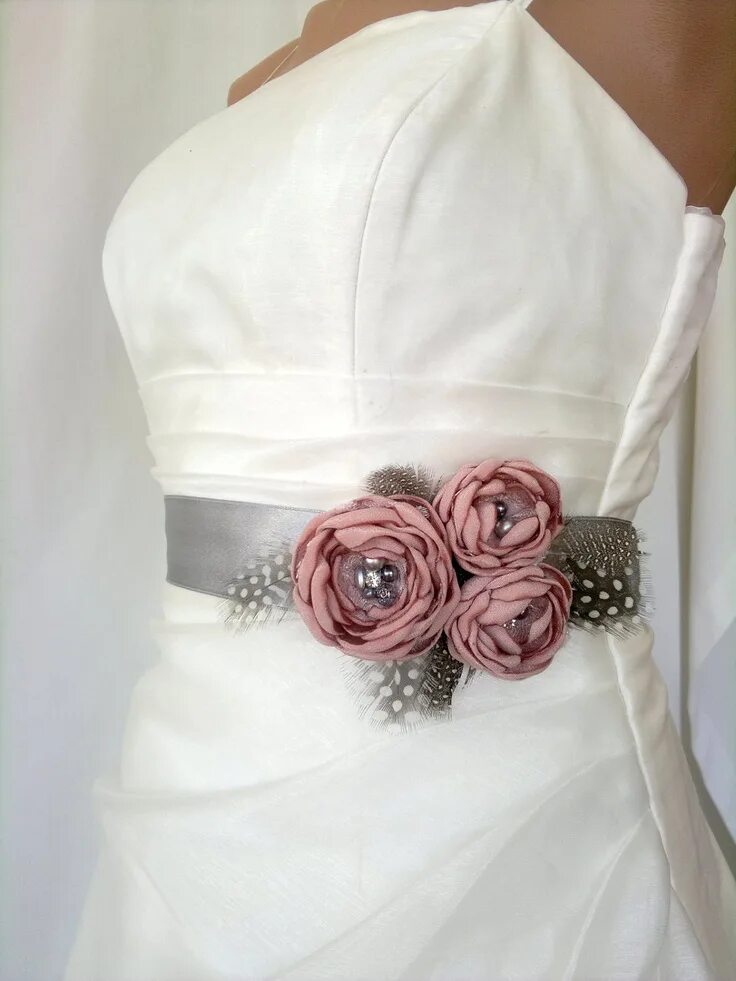 Пояса на платье фото Handcrafted Pink and Grey Three Flowers With Feathers Wedding Bridal Sash Belt. 