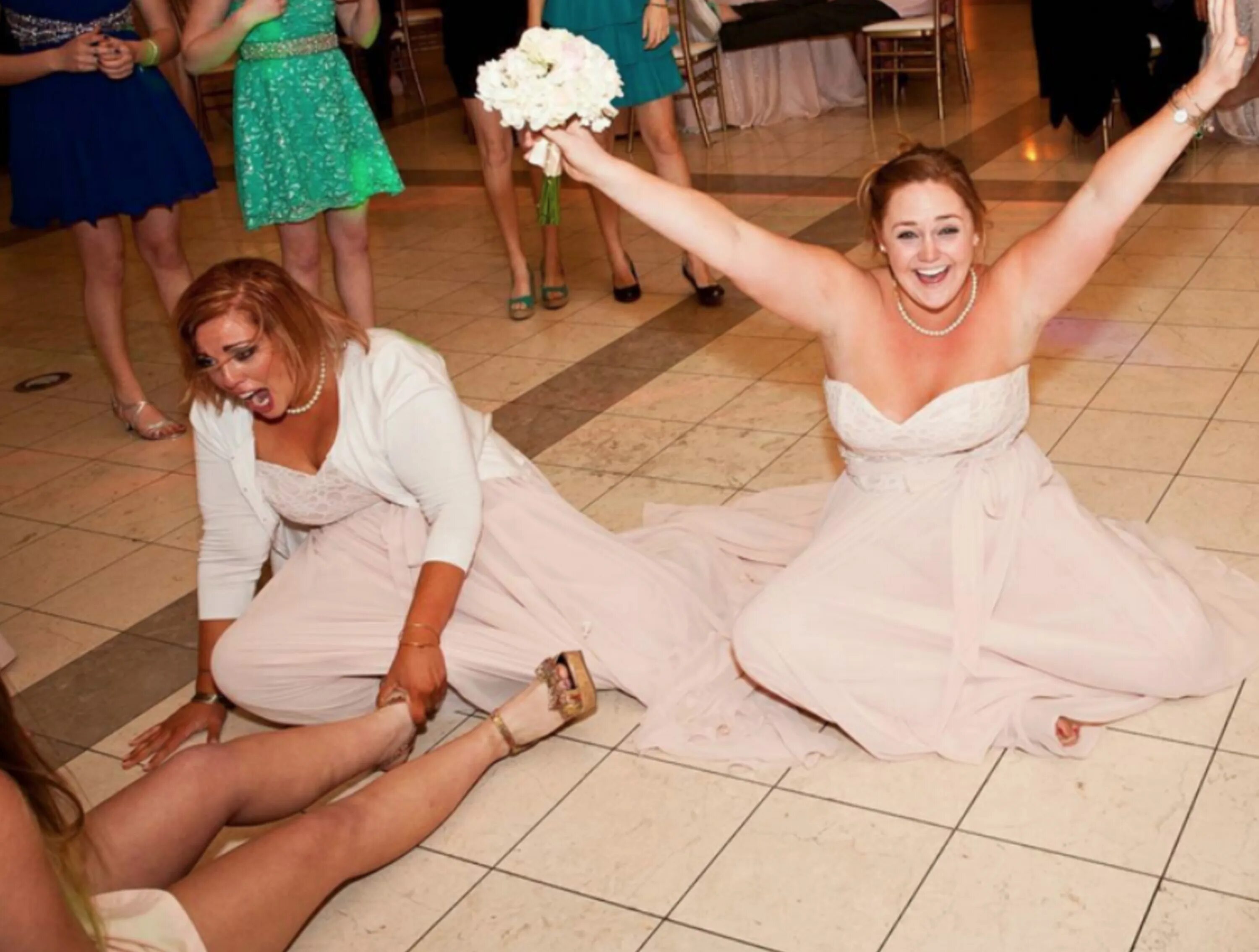 Поймала букет невесты фото Desperate bridesmaids will do ANYTHING to catch the bouquet as these funny weddi