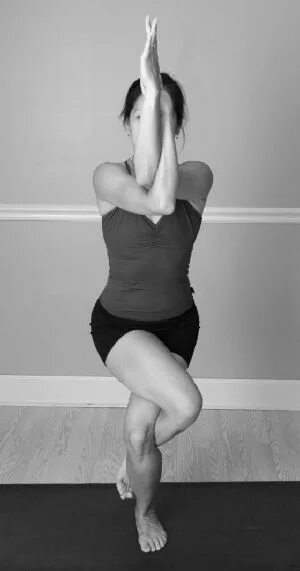 Поза орла в йоге фото My new goal: Opening my shoulders in every possible way Eagle pose, Bikram poses