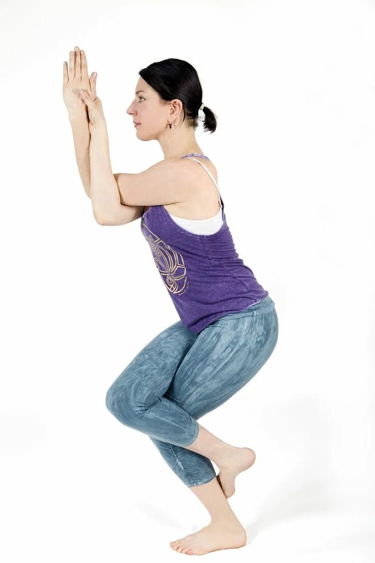 Поза орла в йоге фото Garudasana (Eagle Pose): Sweep right arm under left and bend elbows so forearms 