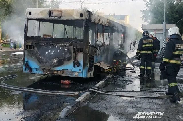 Пожар на автовокзале липецк фото произошедшего В центре Энгельса сгорел пассажирский автобус АиФ Саратов