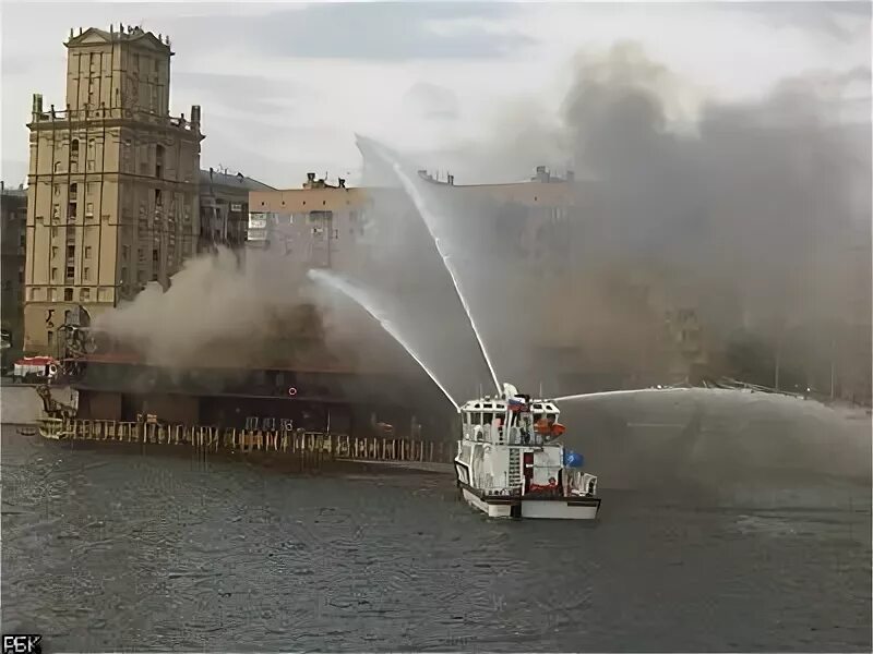 Пожар на бережковской набережной фото В Москве на Бережковской набережной горит ресторан-корабль "Викинг" - РБК