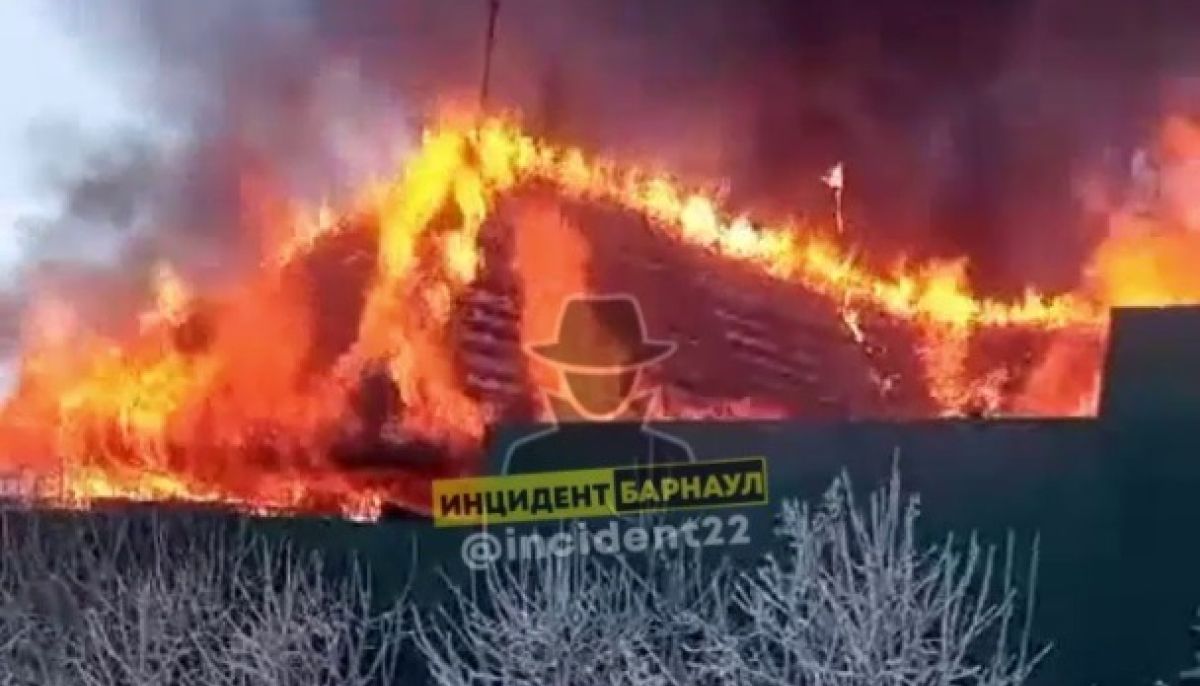 Пожар в барнауле фото В Барнауле произошел серьезный пожар в частном доме на Горе - Толк 24.12.2023