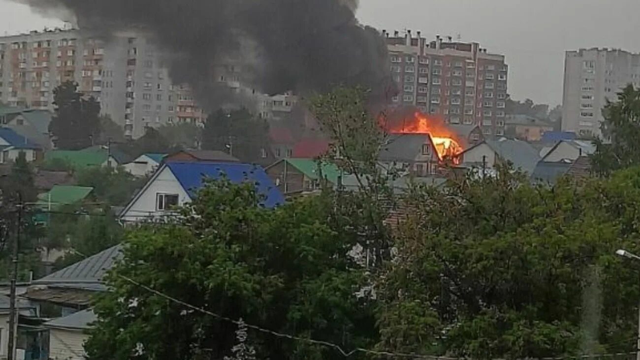 Пожар в барнауле фото Сильный пожар в частном доме произошел в Барнауле