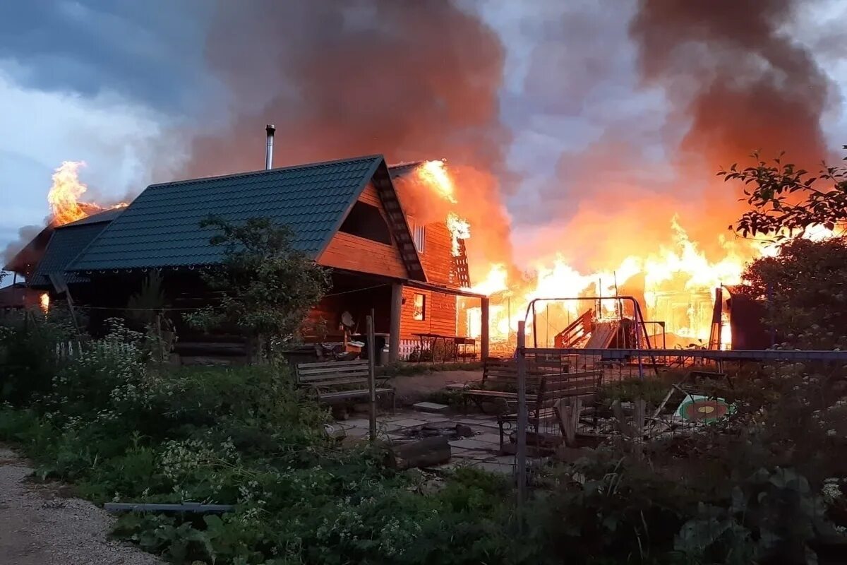 Пожар в деревне фото Стали известны детали о пожаре в конюшне в Заокском районе - МК Тула