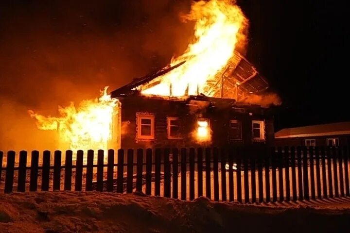 Пожар в деревне фото Два человека эвакуировались из горящего частного дома в Вологодской области - МК