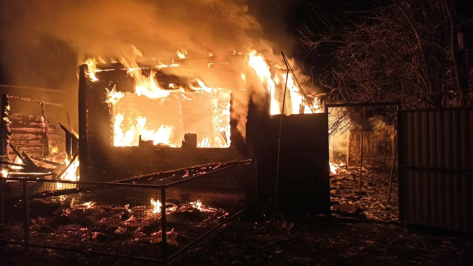 Пожар в деревне фото В деревне Селищи Южского района на пожаре погиб мужчина - Редакция газеты "Светл