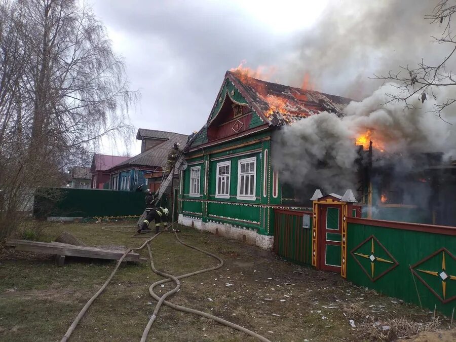 Пожар в деревне фото В Александровском районе пожарные отстояли два дома