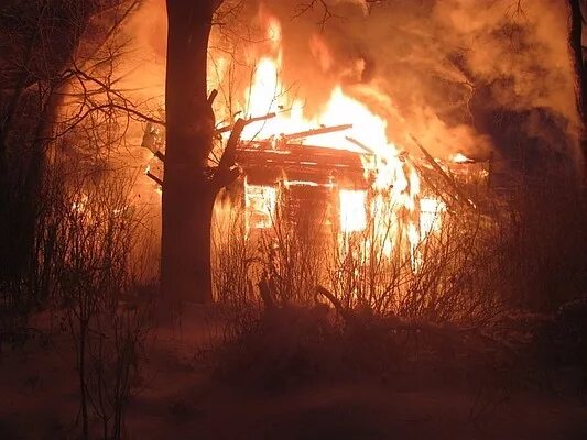 Пожар в деревне фото Движение транспорта в центре Вологды ограничат до средины сентября