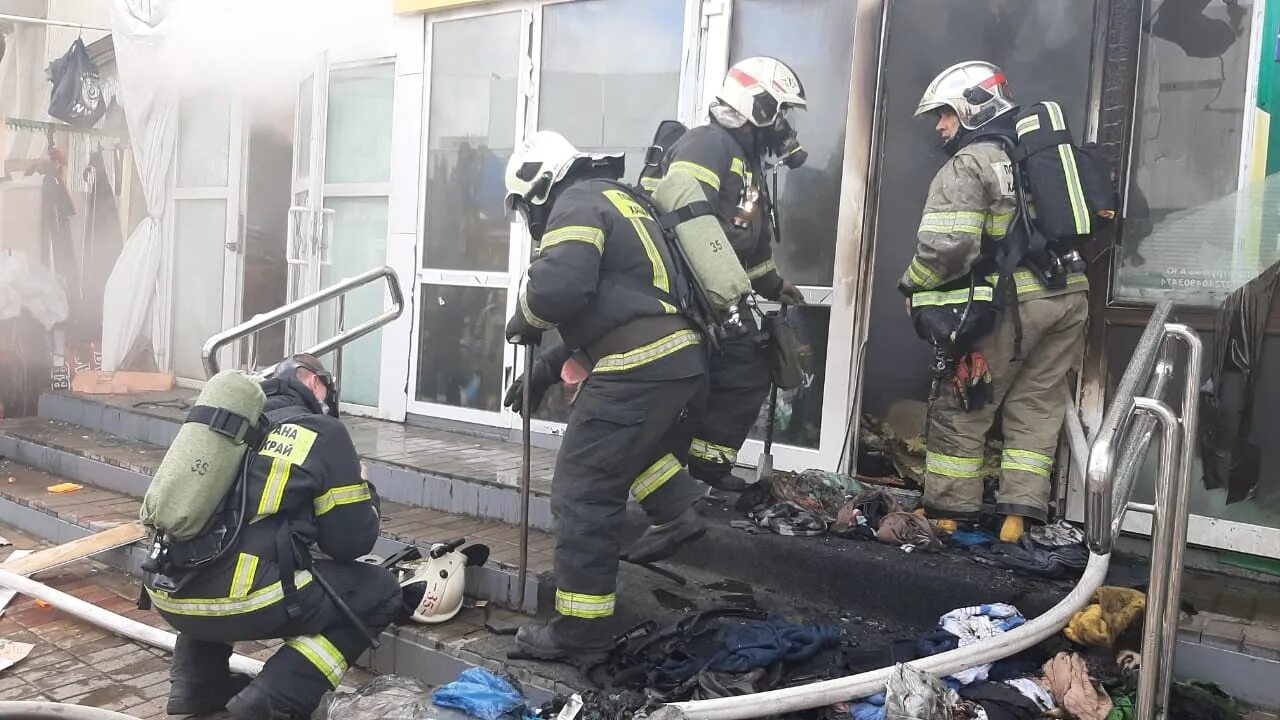 Пожар в хабаровске фото Возгорание в торговом павильоне ликвидируют пожарные расчеты в Хабаровске - Опер