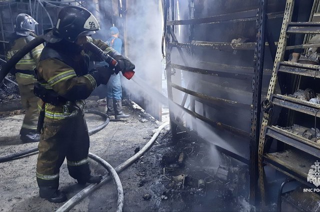 Пожар в хабаровске фото В Хабаровске горел склад запчастей АиФ Хабаровск