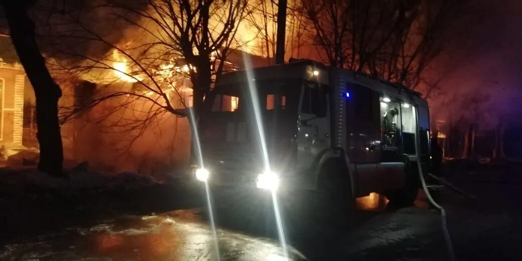 Пожар в хабаровске фото Пожарные расчеты локализовали пожар в доме барачного типа в Хабаровске - Операти