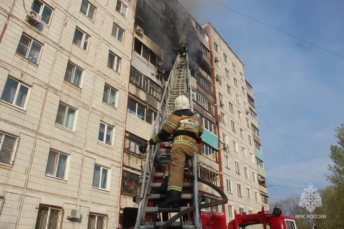 Пожар в хабаровске фото Девять человек эвакуировали пожарные из горящей многоэтажки в Хабаровске - МК Ха