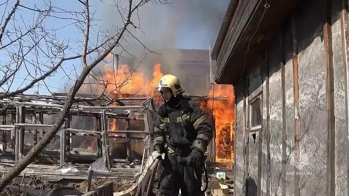 Пожар в хабаровске фото Пожар Переулок Благодатный Хабаровск