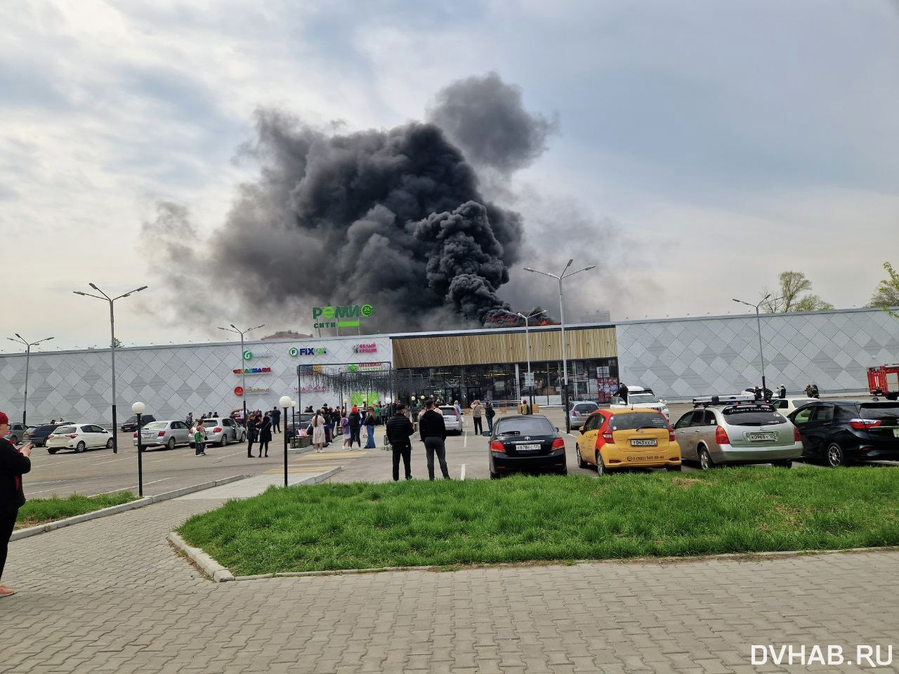 Пожар в хабаровске фото Огромный столб дыма поднялся над Хабаровском из-за пожара в магазине "Реми" (ФОТ