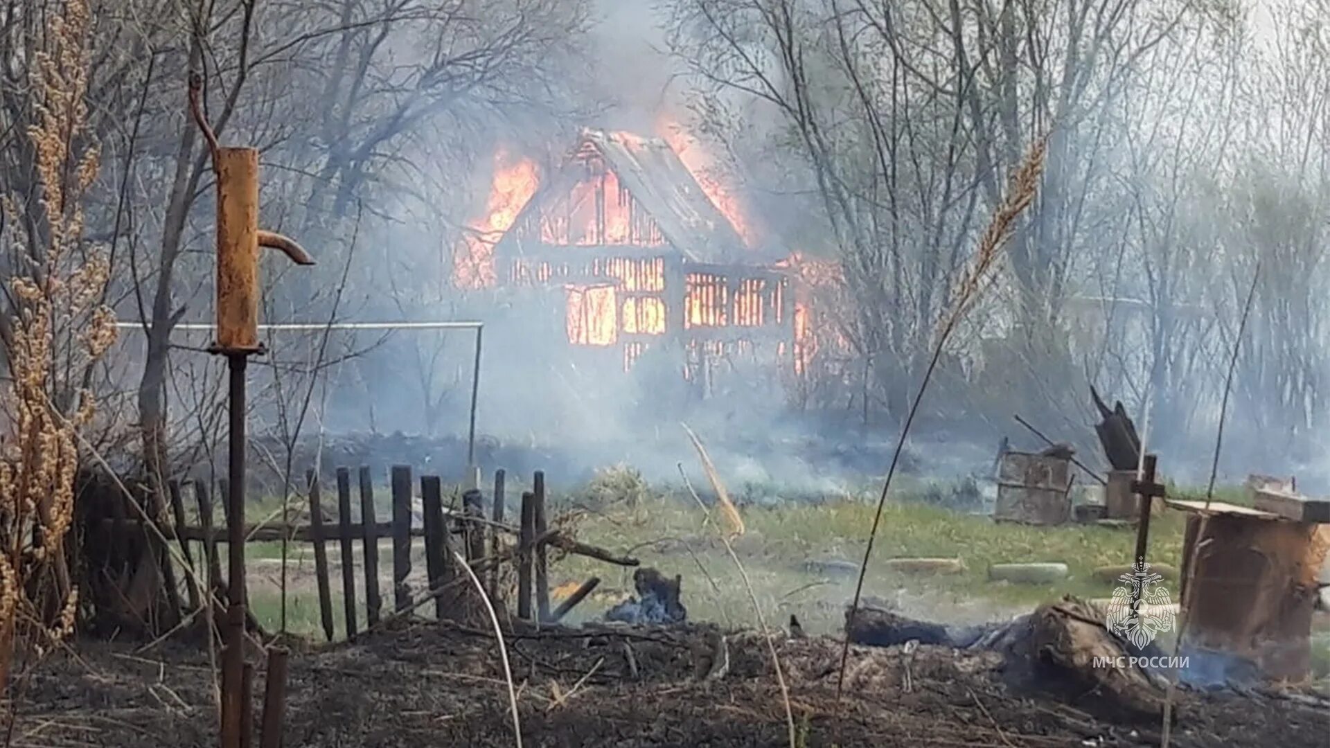 Пожар в хабаровске сегодня фото Авиация МЧС России привлечена к тушению пожара на островной части Хабаровска (ВИ