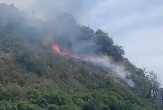 Пожар в крыму фото Лесной пожар вспыхнул рядом с отелем в Крыму и попал на видео - Рамблер/новости