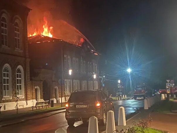 Пожар в сарапуле сегодня показать фото ПОЖАР В ЗДАНИИ ПОЛИКЛИНИКИ ПРОИЗОШЁЛ МИНУВШЕЙ НОЧЬЮ ⚡ 12 сентября 2022 года окол