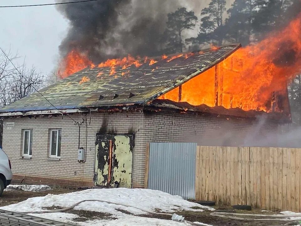 Пожар в сарапуле сегодня показать фото В Сарапуле ликвидировали пожар в жилом доме - KP.RU