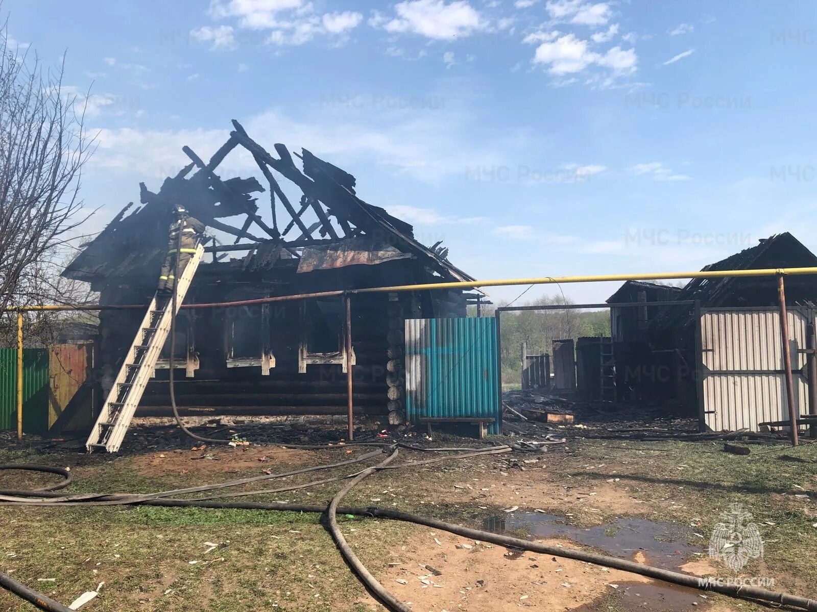 Пожар в сарапуле сегодня показать фото Причиной пожара в Удмуртии мог стать ноутбук, постоянно стоявший на зарядке - Но