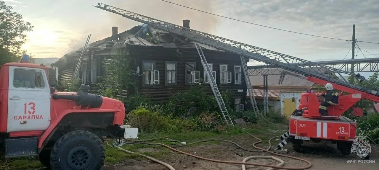 Пожар в сарапуле сегодня показать фото 7-летнего ребёнка и 5-ых взрослых спасли огнеборцы Удмуртии - Новости - Главное 