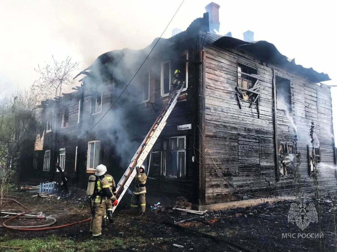 Пожар в сарапуле сегодня показать фото В Сарапуле загорелись два деревянных дома барачного типа - Коммерсантъ Ижевск