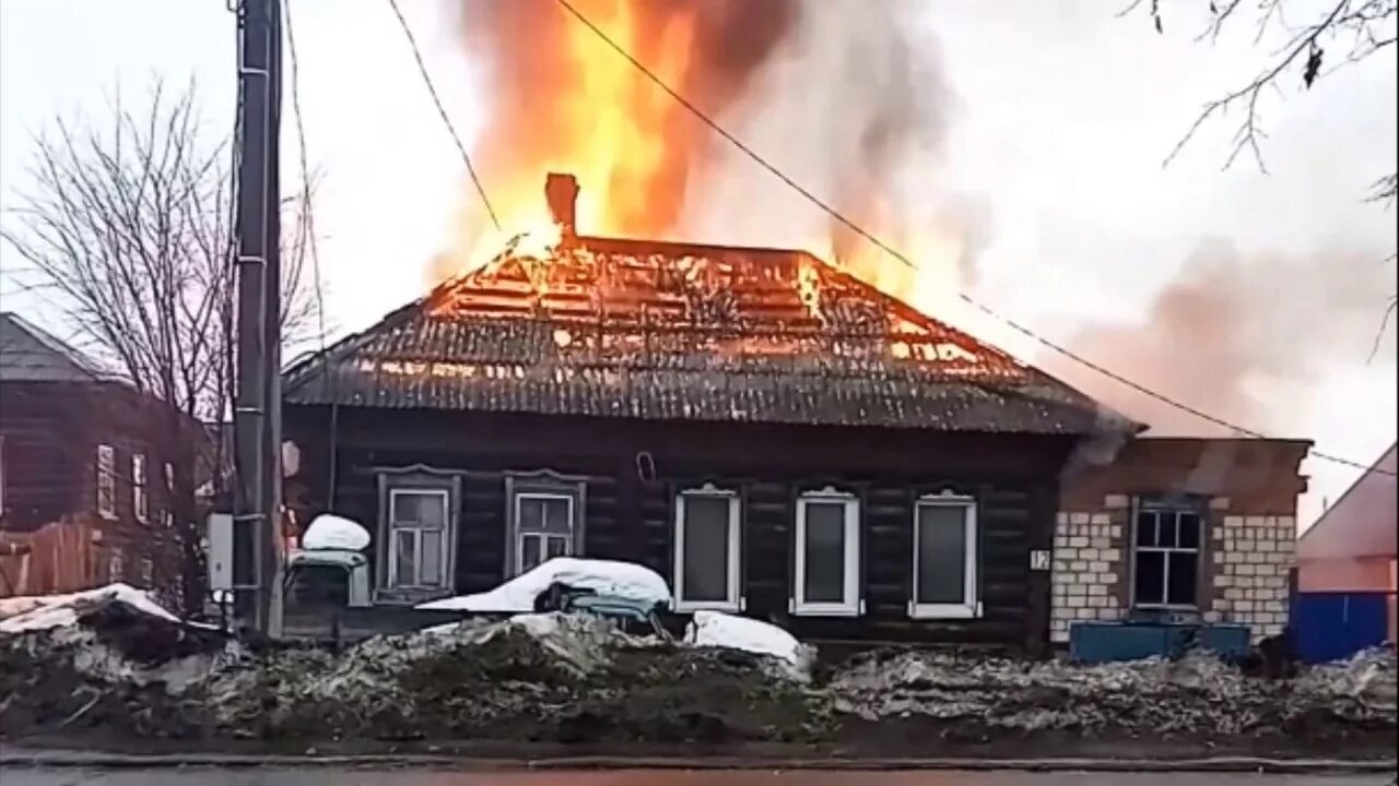 Пожар в сарапуле сегодня показать фото Пожар в жилом доме - YouTube