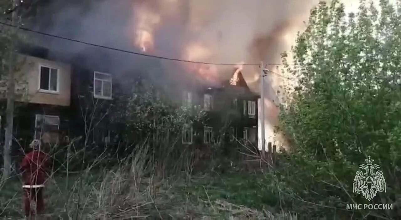 Пожар в сарапуле сегодня показать фото В Сарапуле горели деревянные дома В 20.33 Типичный Ижевск