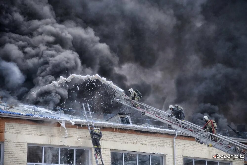 Пожар в школе фото За две минуты до: 542 ребенка эвакуировали из горящей школы в Павлодаре " Obozre