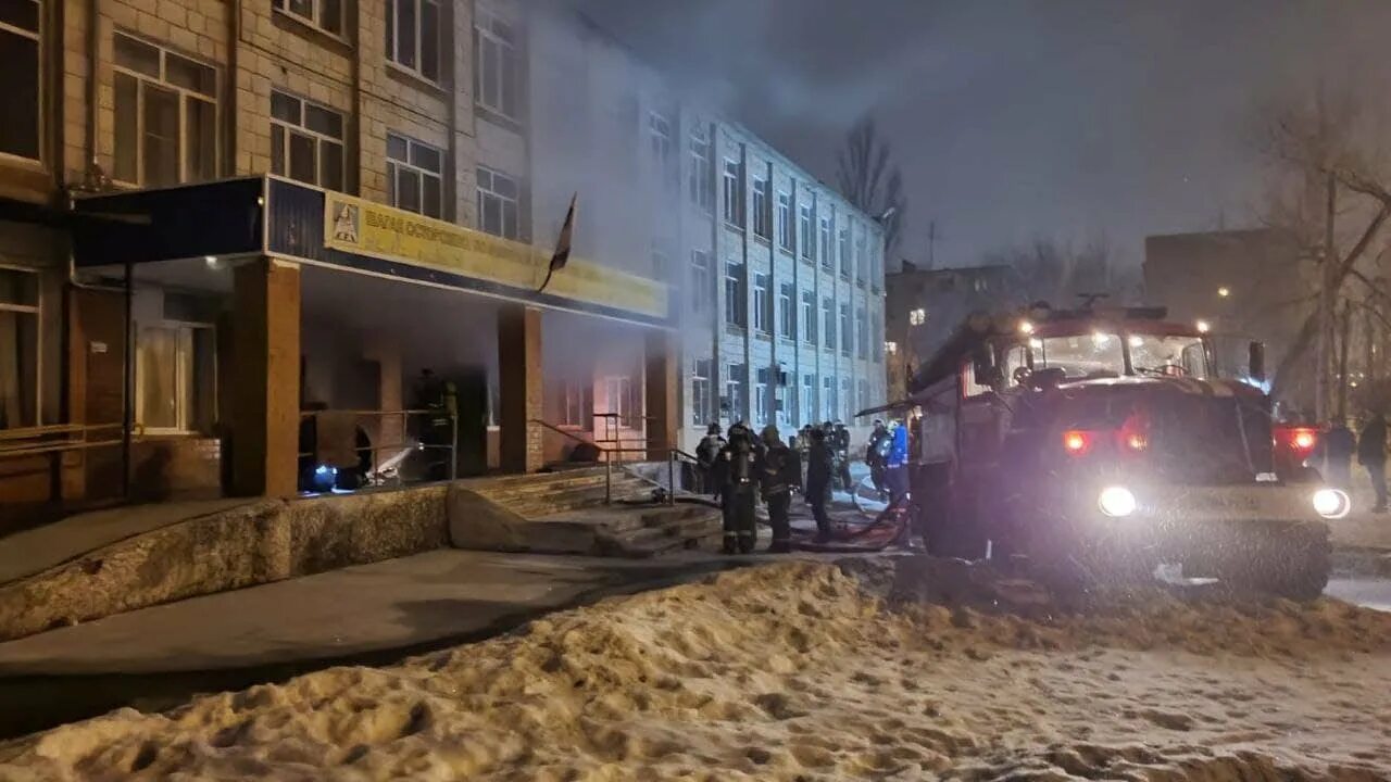 Пожар в школе фото Есть пострадавшая: в Волгограде потушили пожар в школе - YouTube