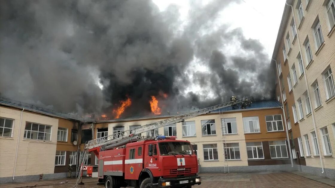 Пожар в школе фото Эвакуировали больше 550 детей: акимы выехали на место крупного пожара в школе Па