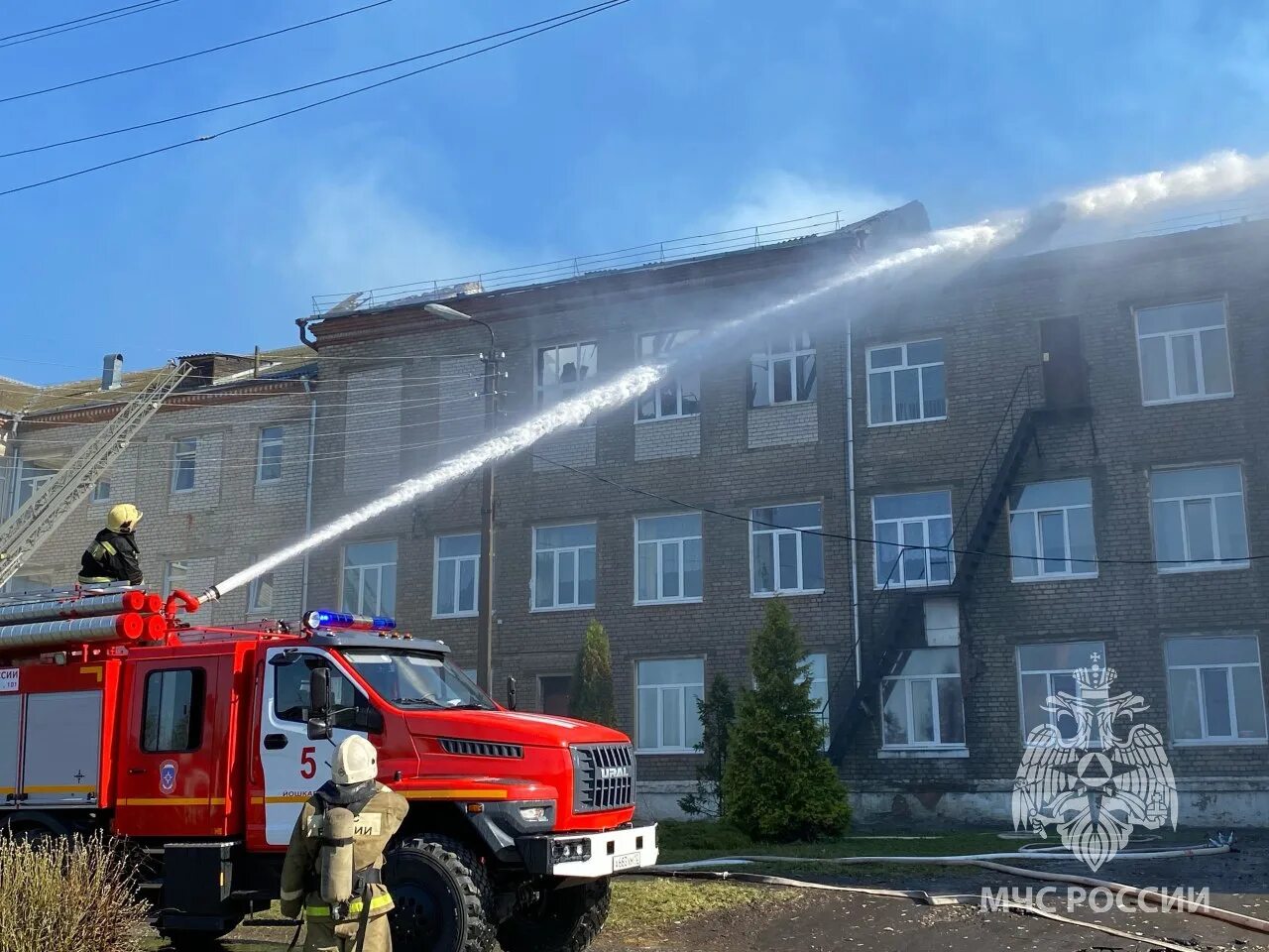 Пожар в школе фото На серьезном пожаре в Семеновской школе-интернате никто не пострадал - Все новос