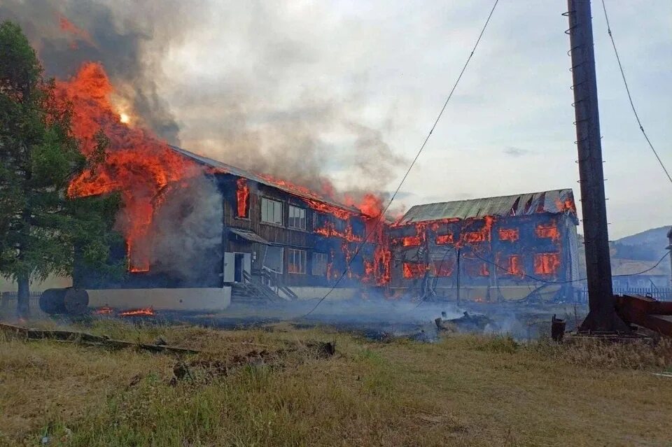 Пожар в школе фото Ученики сгоревшей алтайской школы временно перейдут на дистанционку - KP.RU