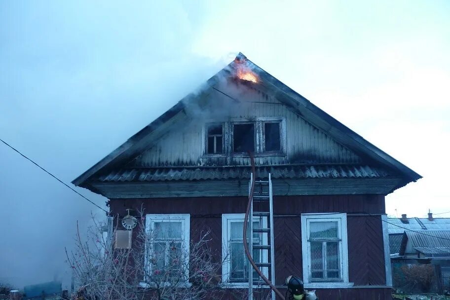 Пожар в вельске сегодня фото и видео Пожарно-спасательные подразделения ликвидировали пожар в Устьянском районе Архан