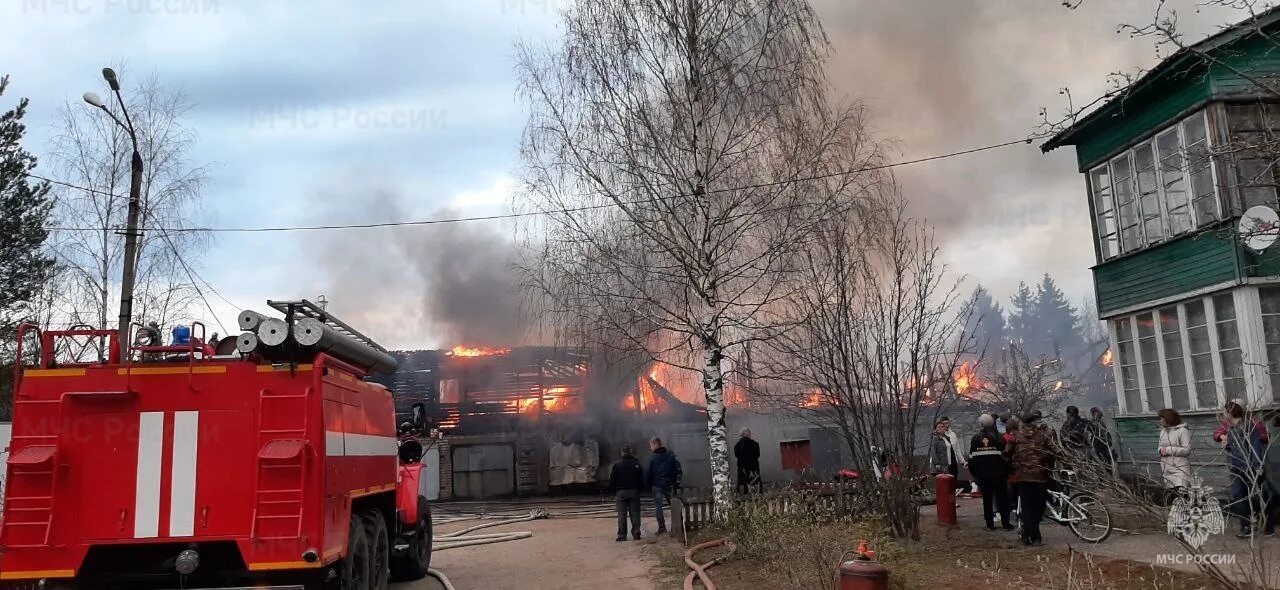 Пожар в вельске сегодня фото и видео В Вельске ликвидирован крупный пожар в хозяйственных постройках - Все новости - 