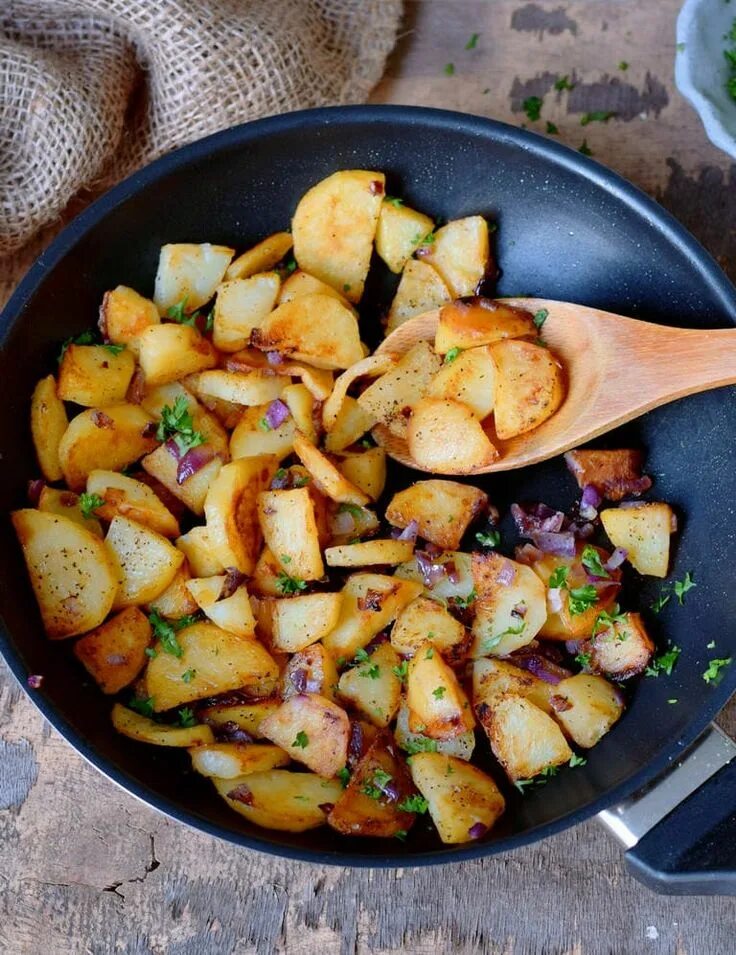 Пожарить картошку рецепт с фото Classic and comforting, these pan-roasted potatoes are bursting with flavor. Sof