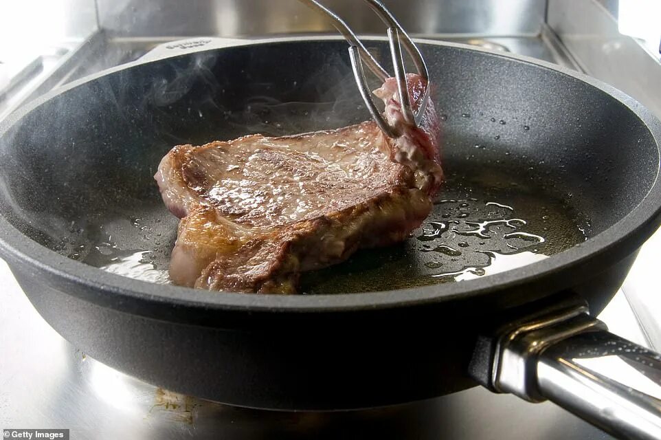 Пожарить мясо на сковороде фото Raising the steaks: Scientist reveals how to cook the perfect steak Daily Mail O