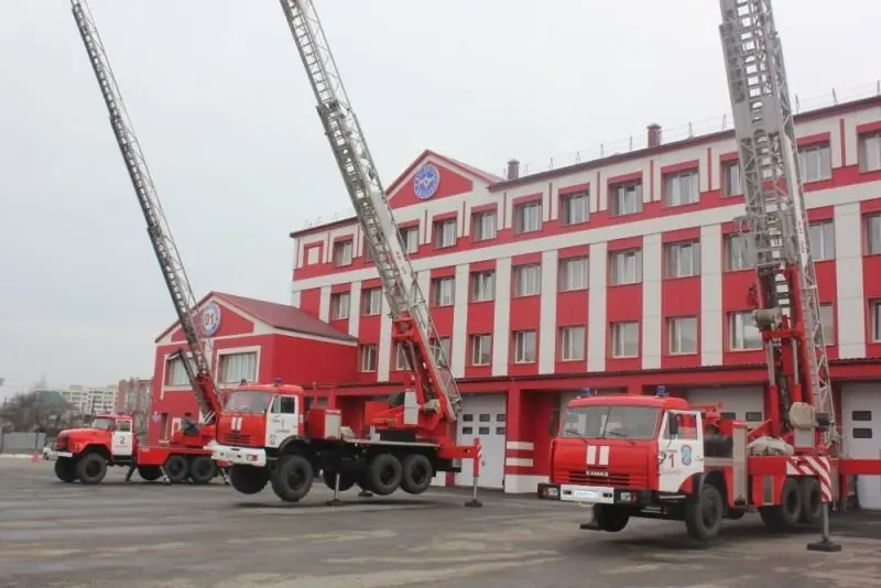 Пожарная машина с лестницей фото В Кирове пожарная машина застряла в 20 метрах от горящей квартиры (ВИДЕО)