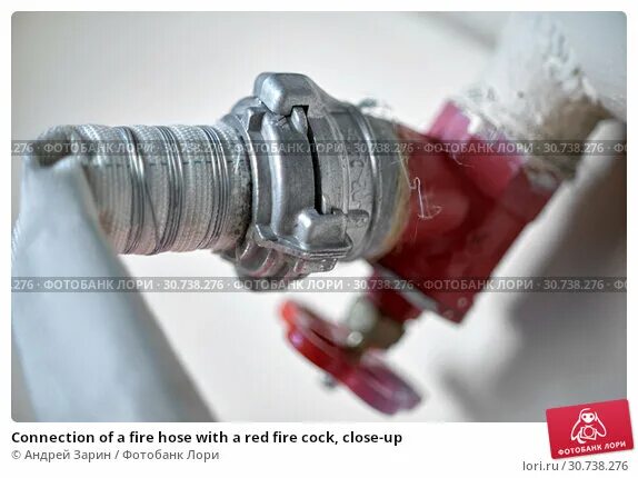 Пожарники для подключения газа Connection of a fire hose with a red fire cock, close-up. Стоковое фото № 307382