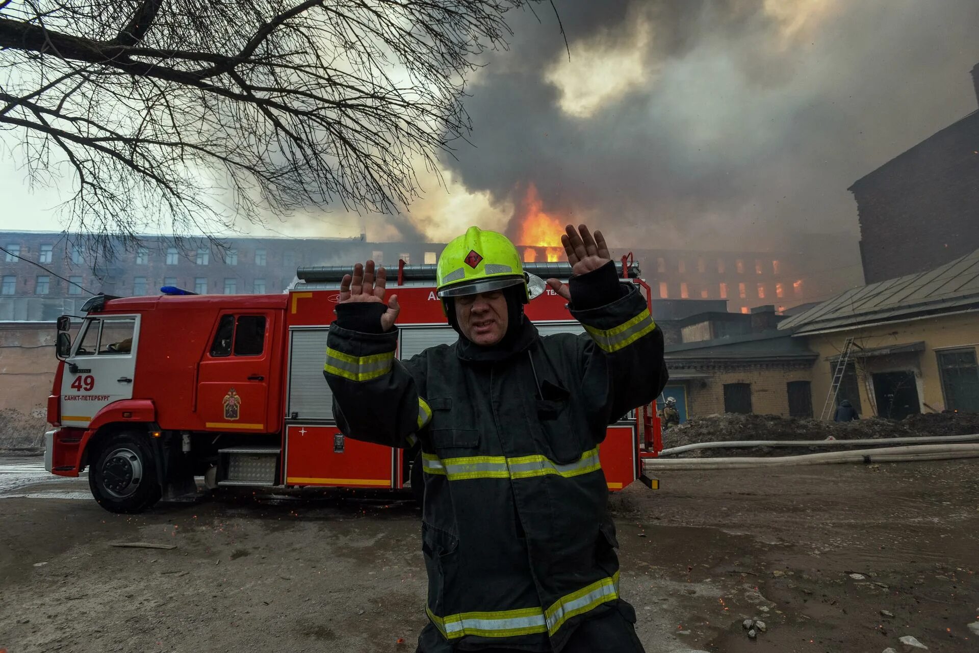 Пожарные спб фото Пожарные сократили площадь горения на "Невской мануфактуре" до 150 м2