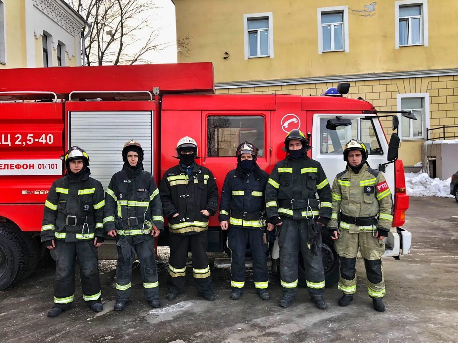 Пожарный мчс россии фото На пожаре в Центре столицы было спасено 10 человек