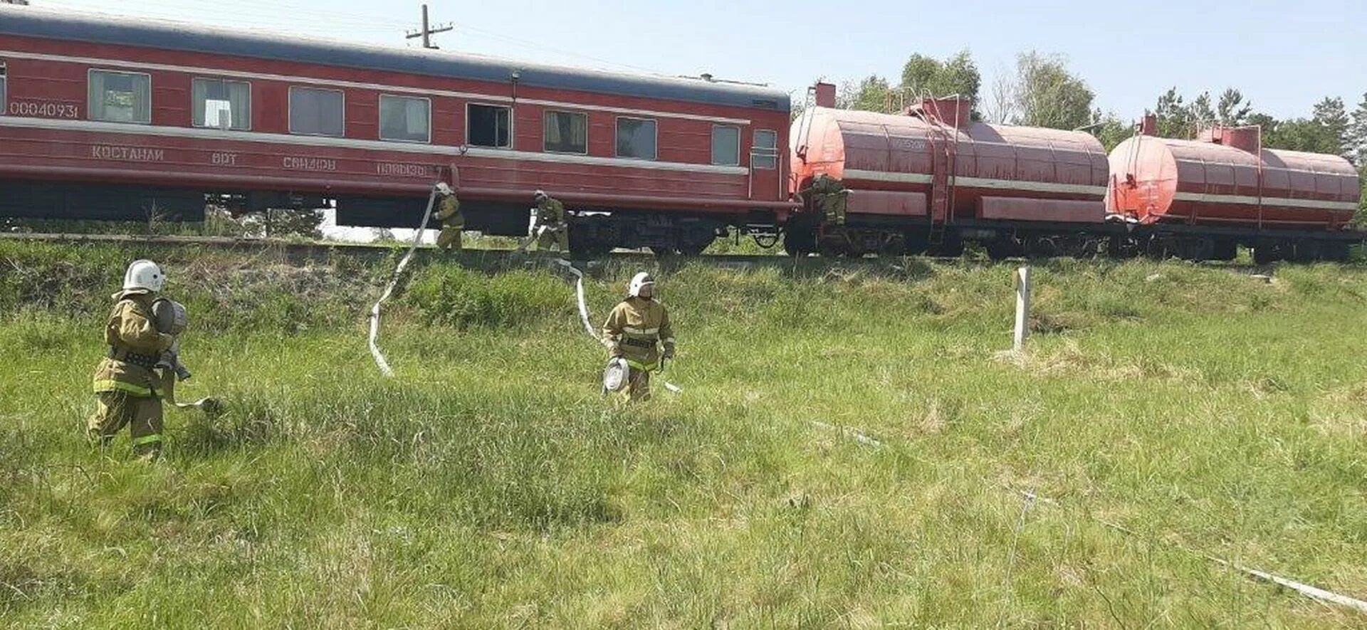 Пожарный поезд фото Пожарные поезда КТЖ готовы к работе в летний пожароопасный период - Железнодорож