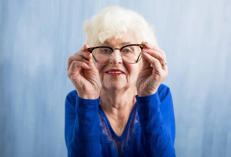 Пожилая женщина в очках фото Elderly Woman Looking through Glasses Stock Photo - Image of face, lady: 8672758