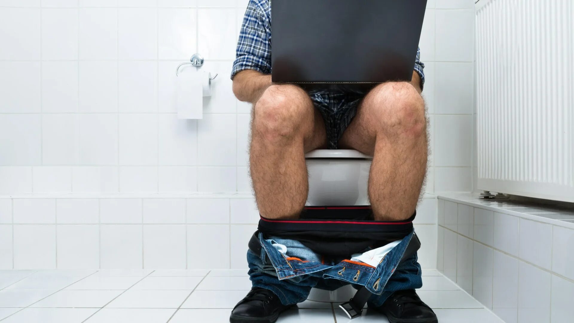 Пожилые в туалете фото Millions of Brits working from home 'while having a bath and going to the loo' T