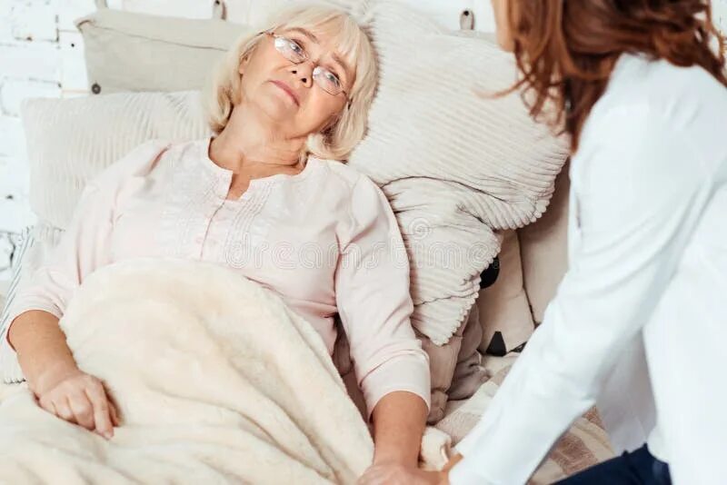 Пожилые женщины на кровати фото Sick Elderly Woman Lying in Bed Stock Image - Image of hand, help: 81892671