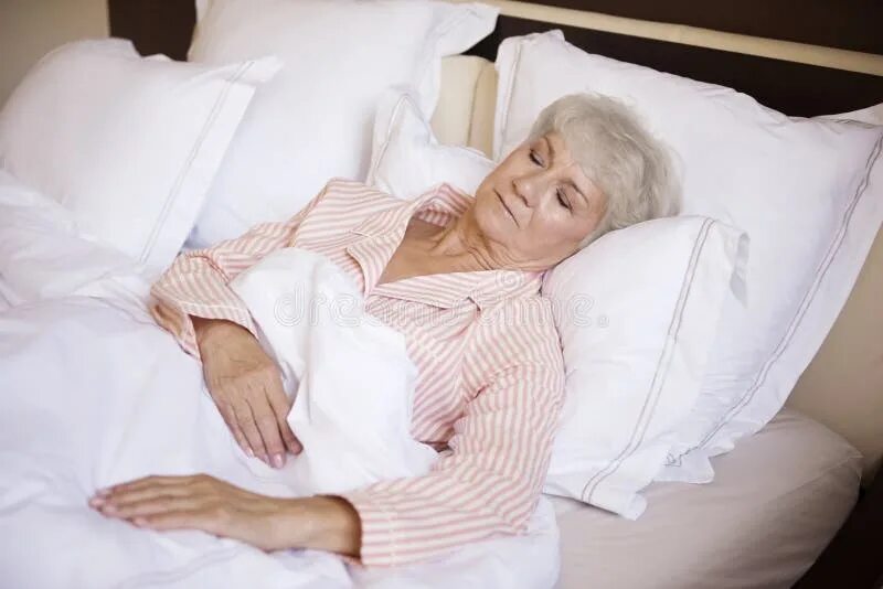 Пожилые женщины на кровати фото Senior woman in bed stock image. Image of bedtime, morning - 56597843